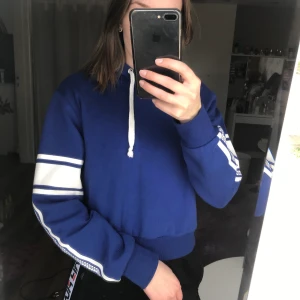 Blå hoodie storlek M - Blå lite kortare hoodie från Bikbok, bra skick