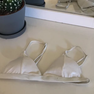 Bikinitopp! - En fin bikinitopp i chimrig vit färg! Man ser så brun ut i den under sommaren🧡