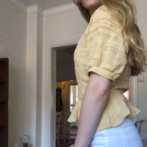  - Jättefin gul blus från H&M använd ett fåtal gånger. Kan mötas upp i Stockholm eller frakta.