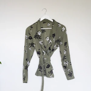 Wrap / omlott topp från Gina Tricot i 36 - Wrap / omlott topp från Gina Tricot i S. Använd fåtal ggr.