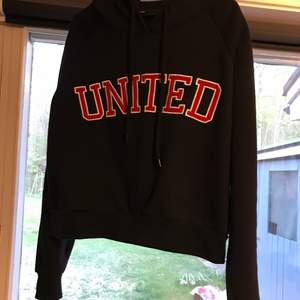 Svart hoodie med rött tryck från new yorker!! Sitter mer som en  M än en L tycker jag!! Skönt material, men har för många hoodies så därför säljer jag!! Köpare står för frakt!!