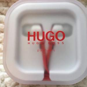 Oanvända och snygga hörlurar från Hugo Boss.  Köparen står för frakt!