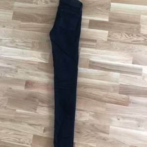 Svarta levi’s 710 skinny jeans, frakt 79kr. Endast swish:)