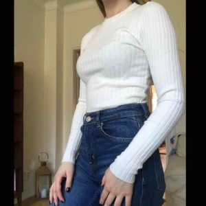  - Skitsnygg ribbad topp från GinaTricot. Säljer då den har blivit för liten för mig. Kan mötas upp i Stockholm eller frakta