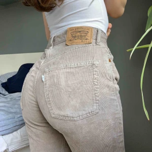  - säljer dessa ljuvliga levi’s byxor i beige manchester, modellen är 551 och har lite högre midja än typ 501:orna. passar mig perfekt men kommer tyvärr inte till användning längre. innerbenslängd: ca 68 cm midjemått: ca 62 cm. i priset ingår spårbar frakt🌸