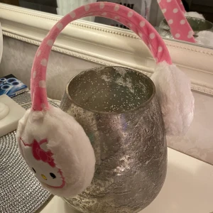 Hello Kitty muffar - Säljer dessa sååå söta öronmuffar startbud: 100kr buda!!