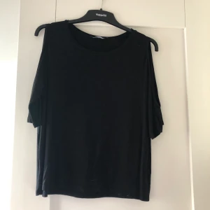 Svart tröja - Säljer denna svarta tröja då den inte kommer till användning för mig längre. Är öppen en bit på armarna. Betalning sker via swish, frakt tillkommer