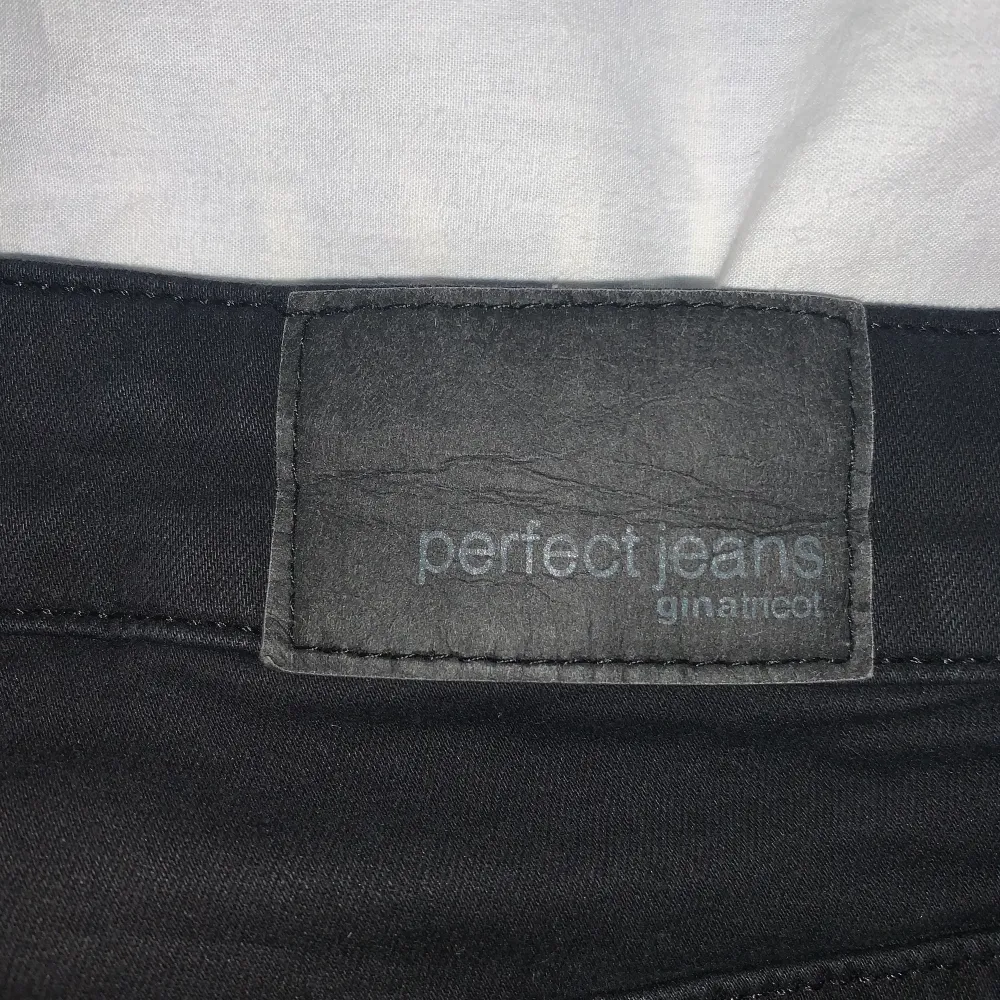 Absolut HELT nya bootcut jeans från Gina Tricot. Använda bara en gång. Storlek M på byxorna men de sitter som storlek S. ORGINALPRIS: 499kr (Kan mötas upp i Stockholm eller skicka de)<3. Jeans & Byxor.