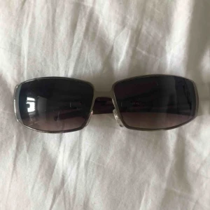  - Solglasögon i lite 90 tals modell, köpta på second hand så vet inte vart d är ifån💗