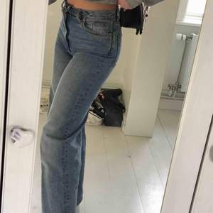 Jätte fina monki jeans i modellen YOKO, storlek 25💕 En skärpögla är sönder men väldigt lätt att sy på! Säljer pga förstora(bilderna är lånade men frf stl 25)