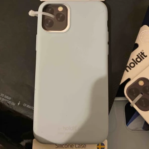 Holdit iPhone X PRO skal - Helt nytt oanvänt holdit skal för iPhone 11 PRO. Säljer pågrund av att jag råka köpa två skal i exakt samma färg.   