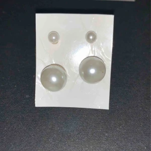  Accessoarer  - Ett par fina pärlörhängen som inte kommit till nytta pågrund ut av att jag är allergisk, FRI FRAKT