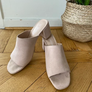 Fuax suede mule sandals - Ljusrosa (Dreamy peach) klackskor från Monki i storlek 37