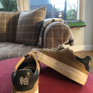 Arigato skor, storlek 39 - Säljer mina beige/bruna Arigato skor i storlek 39. De är knappt använda och i jättebra skick.