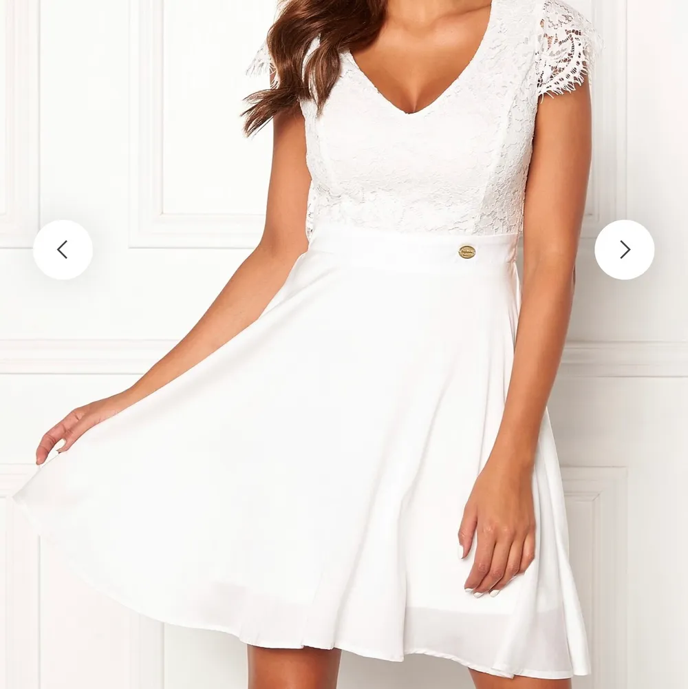 Säljer min vita klänning från bubbleroom. Jätte fint skick då den endast har används 1 gång på en skolavslutning. Inga slitningar eller fläckar. Nypris 599kr mitt pris 250kr🤍. Klänningar.