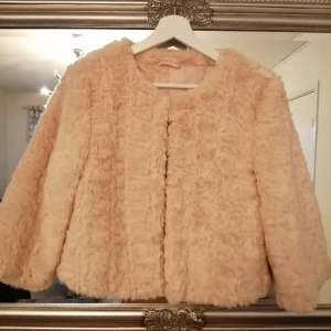 FAUX FUR JACKET - Super söt och mjuk puderrosa jacka, använd bara några gånger. Fin och ha över axlarna om man ska ha det över festklänning 😍 ❗Har även en i vit/krämfärgad som säljs för samma pris. 