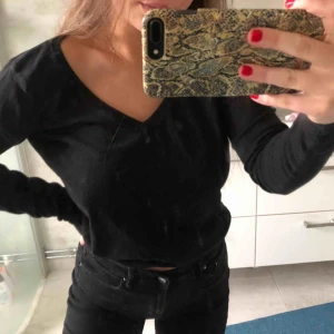  - Svart tunn stickad vintage tröja med v-ringning. Fin detalj nertill (se sista bilden). Super stretchig och skön! 💕💕