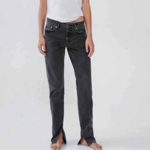  - Säljer de populära jeansen med slits från zara! Byter gärna mot 34 eller säljer mot högsta bud. 