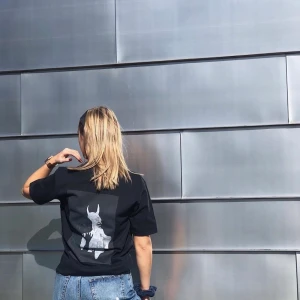 MOODY UF Tröja - Säljer 4 tröjor ifrån MOODY UF i storlek S! Tröjorna är svarta med ett as coolt tryck på baksidan;) Tröjorna är lite små i storlek, köparen står för frakten eventuellt möta upp i Karlskrona❤️ fler bilder hittar ni på @moody.uf på Instagram. Köpt är köpt💛