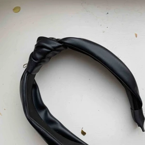  - Säljer detta diadem med fejk läder på ifrån ginatricot! Aldrig använd 