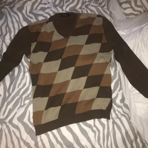 Tröja - Tiger of sweden. Mysig trevlig tröja åt en vacker eftermiddag på kanske en resturang? Vem vet köp den. Large men skulle kunna vara medium