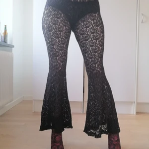 Black moon lilith leggings - Fantastiska leggings som tyvärr inte används. Det står att de är storlek L men de är aningens för små för mig som vanligtvis har ca 38. Skulle säga att de är en stor S/liten M. Lite noppriga men har inte hittat några skador, frakt tillkommer 