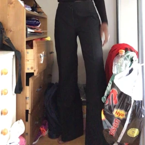 Kostymbyxor strl 38 - DEN PERFEKTA kostymbyxan!!💖💖💖sitter som en smäck och så sköna verkligen, kommer inte till användning längre😔