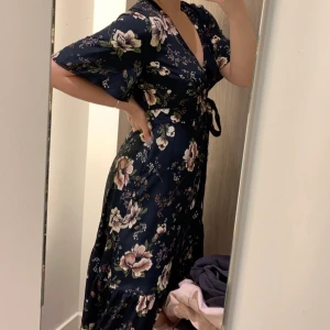 Långklänning, från MQ - Blommig fin Långklänning från MQ, aldrig använd prislapp kvar. inköpt för 700kr bud från 200kr 🌸