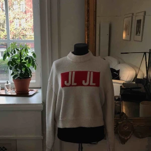  - Polotröja/tröja från J.Lindeberg i storlek S. ”JL” broderat på framsidan i rött :) I bra skick! Kan mötas upp i Stockholm alternativt frakta inom Sverige, då står köparen för fraktkostnad!