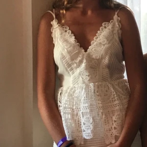 Söt vitt klänning  - Söt klänning till konfirmation/skolavslutning/student. Använt 2 ggr, väldigt bra skick. Köpt för 600kr på Gina tricot. Pris kan diskuteras