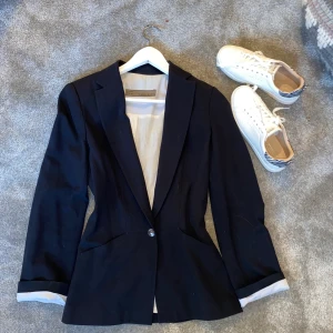 Kavaj från Zara - Mörkblå kavaj från Zara i strl L. Är normalt sett S och denna passar även mig. Beror på hur man vill att den ska sitta 💍👕  Frakt tillkommer.