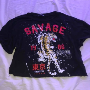  - Trendig croppad tröja i super skönt material från fashion nova🔥 Helt ny, endast testad☺️ Fler bilder kan lösas, köpare betalar för frakt💞