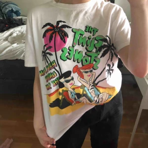  - En jätte sommrig vit tröja med tryck från The Flintsones på både framsida och rygg. I nyskick. Jätte glad topp färgerna gör att den enkelt piggar upp en outfit🍭🌈🌼☀️