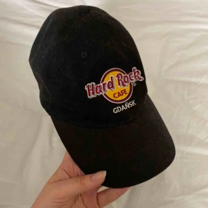  - Keps från Hard Rock Cafe i Gdansk🧢🤟 Justerbar rem där bak! Har används en del men är i bra skick, inga som helst skråmor eller skavanker👌 frakt tillkommer