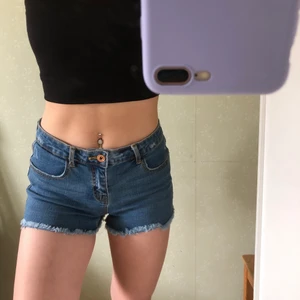 Jeansshorts  - Väldigt stretchiga jeansshorts som verkligen formar rumpan från märket pimkie (internationellt). Perfekt till sommaren, shortsen är använda 1 gång och är i bra skick.  🦋Fraktkostnad tillkommer🦋