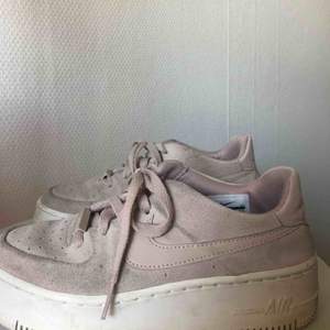 Nike AF1 i smutsrosa. Superfina och i fint skick. Frakt tillkommer!💜