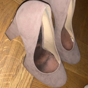 Klackskor  - Klackskor storlek 39,använda endast inomhus en timme