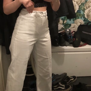 Vita Vero Moda jeans  - Vita straight jeans från vero Moda. Super fina jeans men har tyvärr inte använt dom så de har bara hängt i garderoben. Alldrig använda, helt nytt skick. Köparen står för frakten.🙃🙂