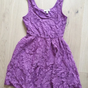 Cotton On klänning XS - Hej jag säljer en fin klänning i str XS. Jag säljer den pga fel storlek :) Obs ! det står S men jag tycker det är lite i storlek  samfraktar