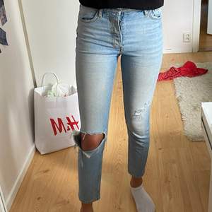 Ljusblåa jeans med hål från Gina Tricot. Köparen står för frakt💕💕