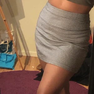 rutig gullig kjol strl 40 - söt kjol som är använd fåtal gånger! passar till det mesta :-)