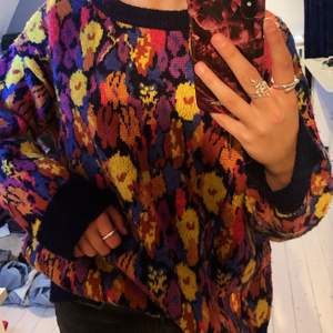 Grovstickad tröja från Zara med blommönster i olika färger. Storlek M, fint skick 