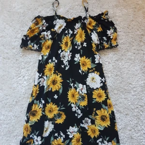  Offshoulderklänning - Klänningen är offshoulder med axelband men går även att använda med ärmar om man vill, har resår längst upp och i ärmsluten. Endast använd ett fåtal gånger. Frakten ingår i priset 💞