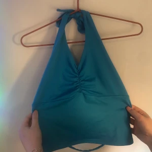 halter linne - ett halter linne med öppen rygg köpt på humana för nåt år sen från märket jennyfer:) jättecoolt med ett lite syntetiskt material och band på ryggen men tyvärr är den lite för liten. storlek M på lappen och den är true to size men dock rätt stretchig o skulle nog passa S/L