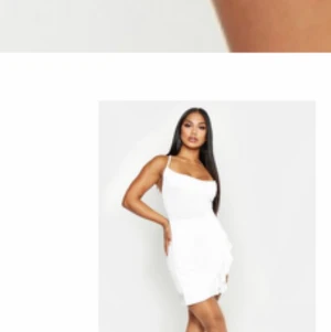 Vit klänning - Från Boohoo                                                           Lapp finns kvar!