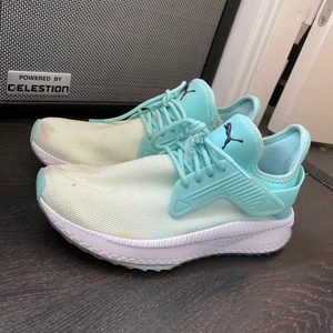 Skor från Puma! Storlek 39 - Skorna är använda max 2-3 ggr men de är blekta av solen. Skosnörena är dessutom aningen skadade. 