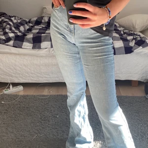 Ljusa utsvänga jeans - Jättefina utsvängda jeans från Mango. Knappt använda och super fin färg. Vi kan komma överens om ett bra pris. Jag är 163 cm lång och det är lite för långa för min smak. De är 34 men passar mer en 36. 