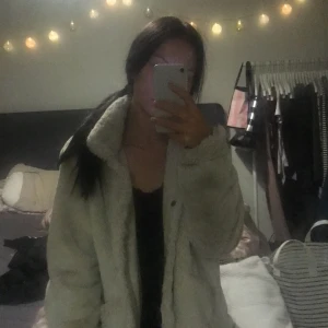 Only vit pälsjacka L - Nyskick, skön, mjuk jacka och liten i storleken och passar mig som xs fast blir lite oversize