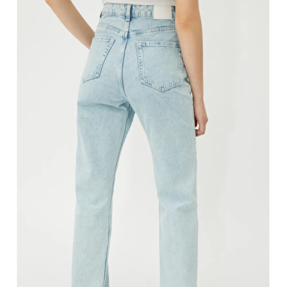 Jeans från Weekday i modellen Row💜 köpta för 500 och är i bra skick. Jeans & Byxor.