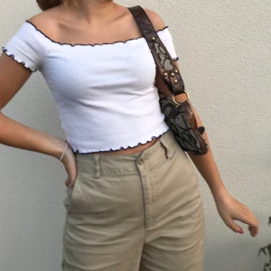 vit tshirt - jättesöt liten topp från zara, säljer pga att jag ej använder den. 